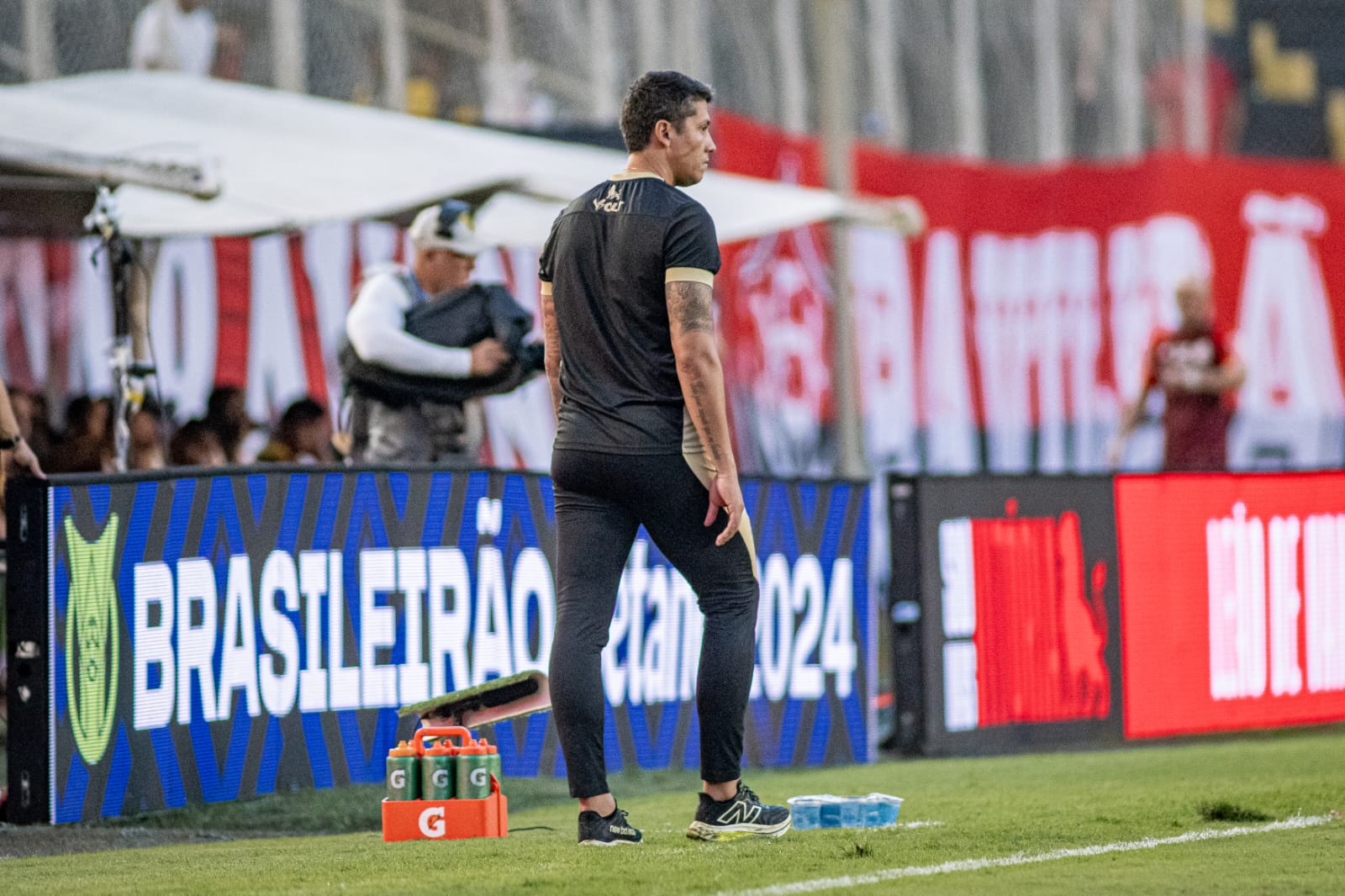 Thiago Carpini a beira do gramado contra o Internacional