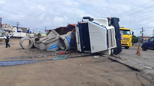 Carreta estava com cerca de 25 toneladas de manilha