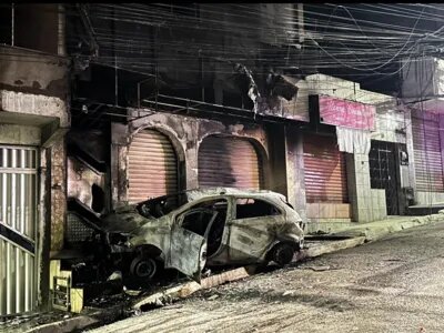 Carro desceu a rua e acabou colidindo com a fachada de uma loja