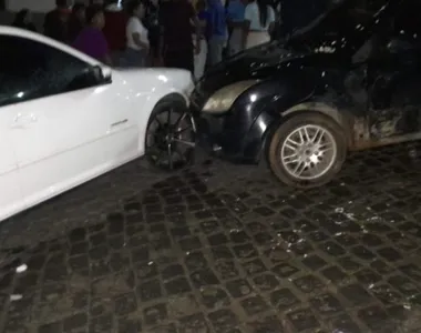 Veículo preto desceu a ladeira e também atingiu outro carro