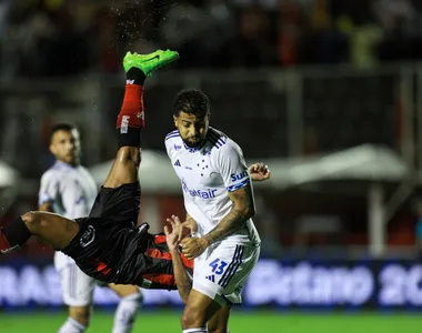 Alerrandro acertou bicicleta certeira contra o Cruzeiro