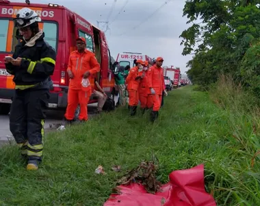 Serviço de Atendimento Móvel de Urgência (SAMU) e Corpo de Bombeiros socorreram as vítimas para unidades de saúde