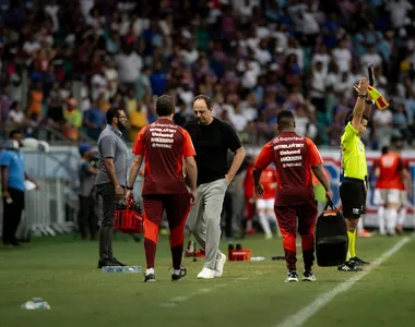 Rogério Ceni com cara de poucos amigos diante da atuação do Bahia