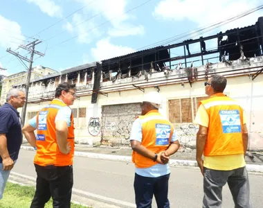 Imóvel é atingido por incêndio no bairro do Comércio