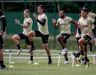 Elenco rubro-negro durante atividade na Toca do Leão