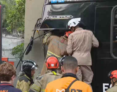 Bombeiros tentam retirar motorista de BRT das ferragens