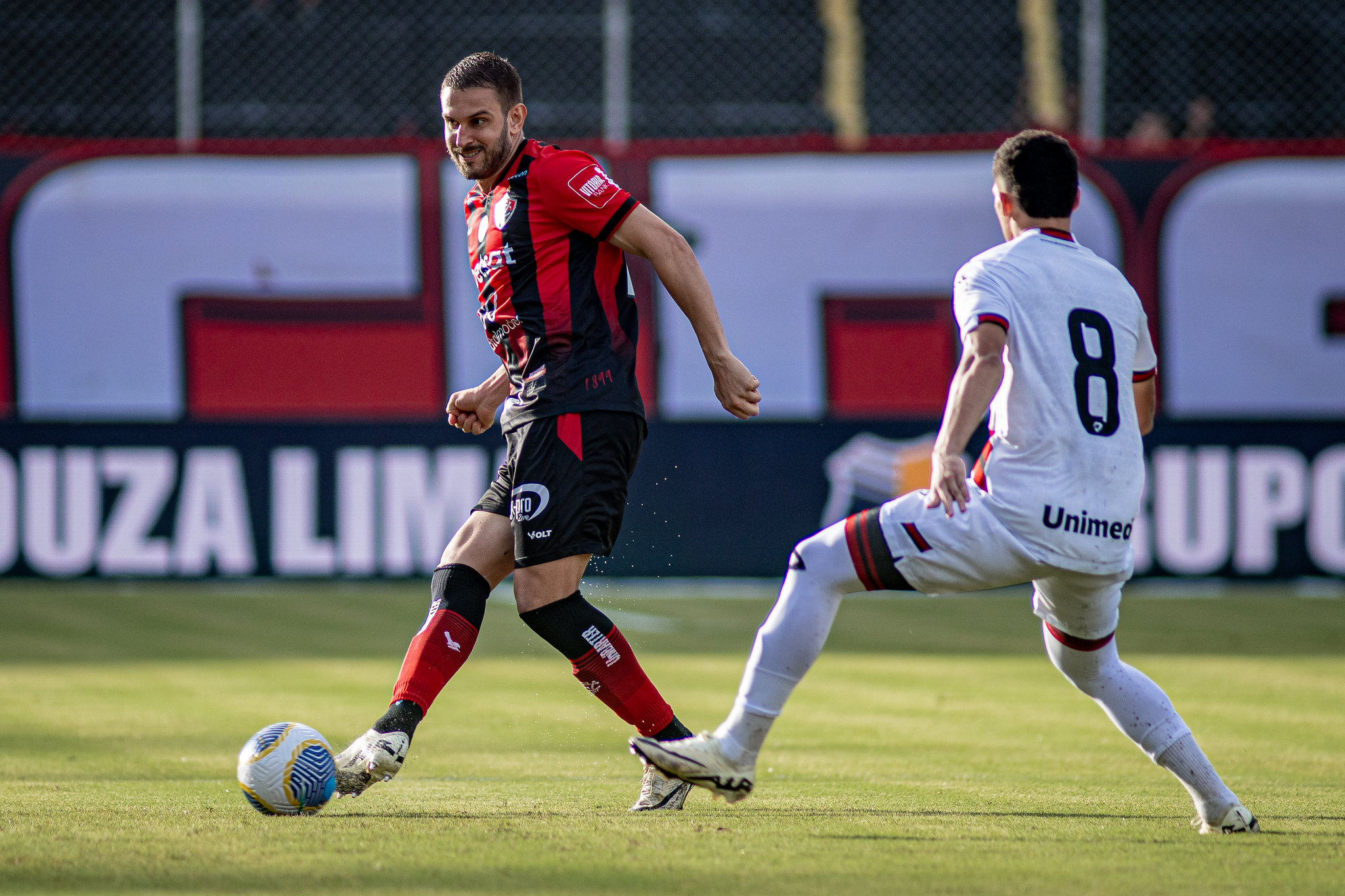 Bruno Uvini em ação contra o Atlético-GO