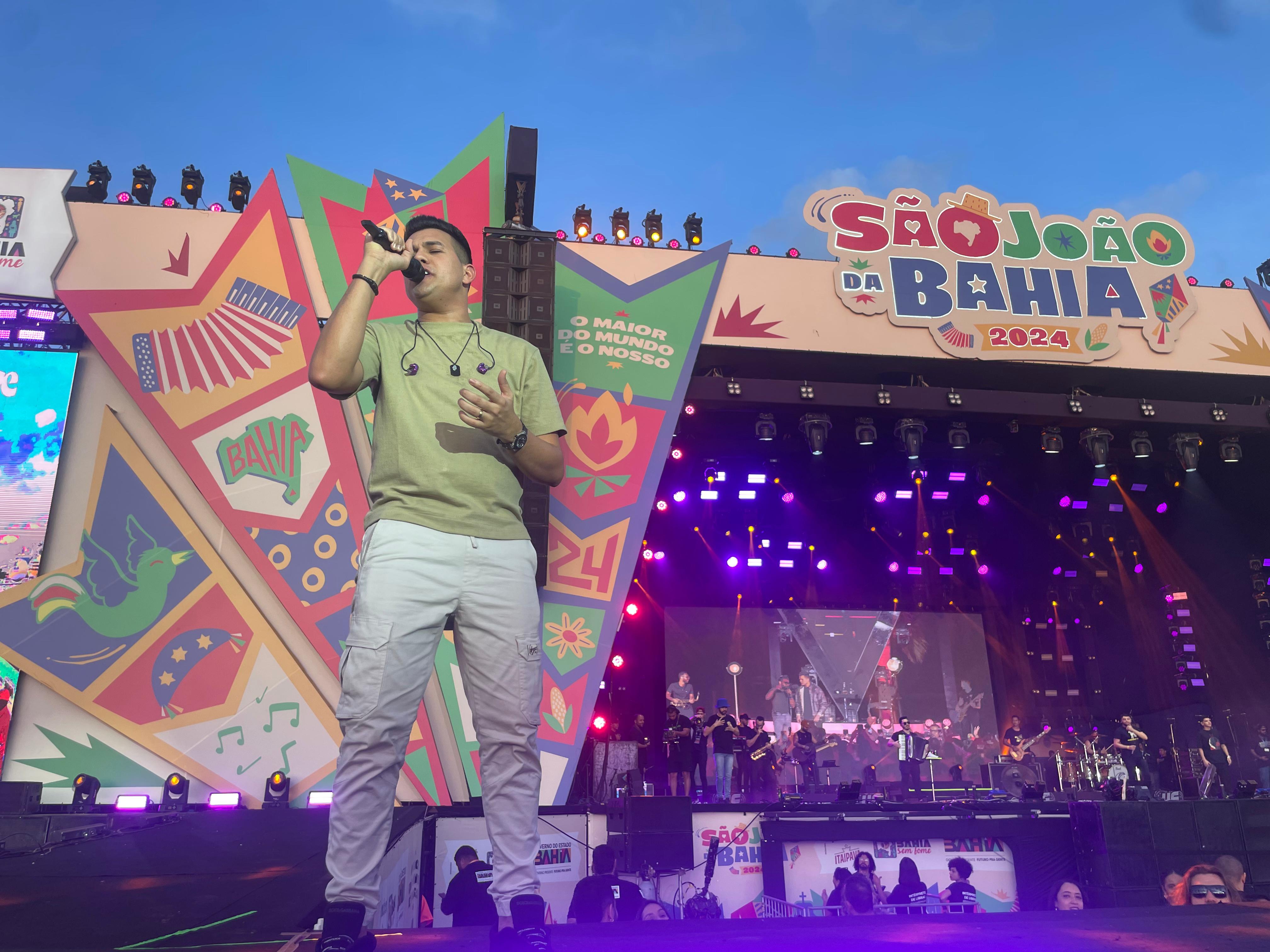 "Rei do Piseiro", como é conhecido, Vitor Fernandes levou galera à loucura no Parque