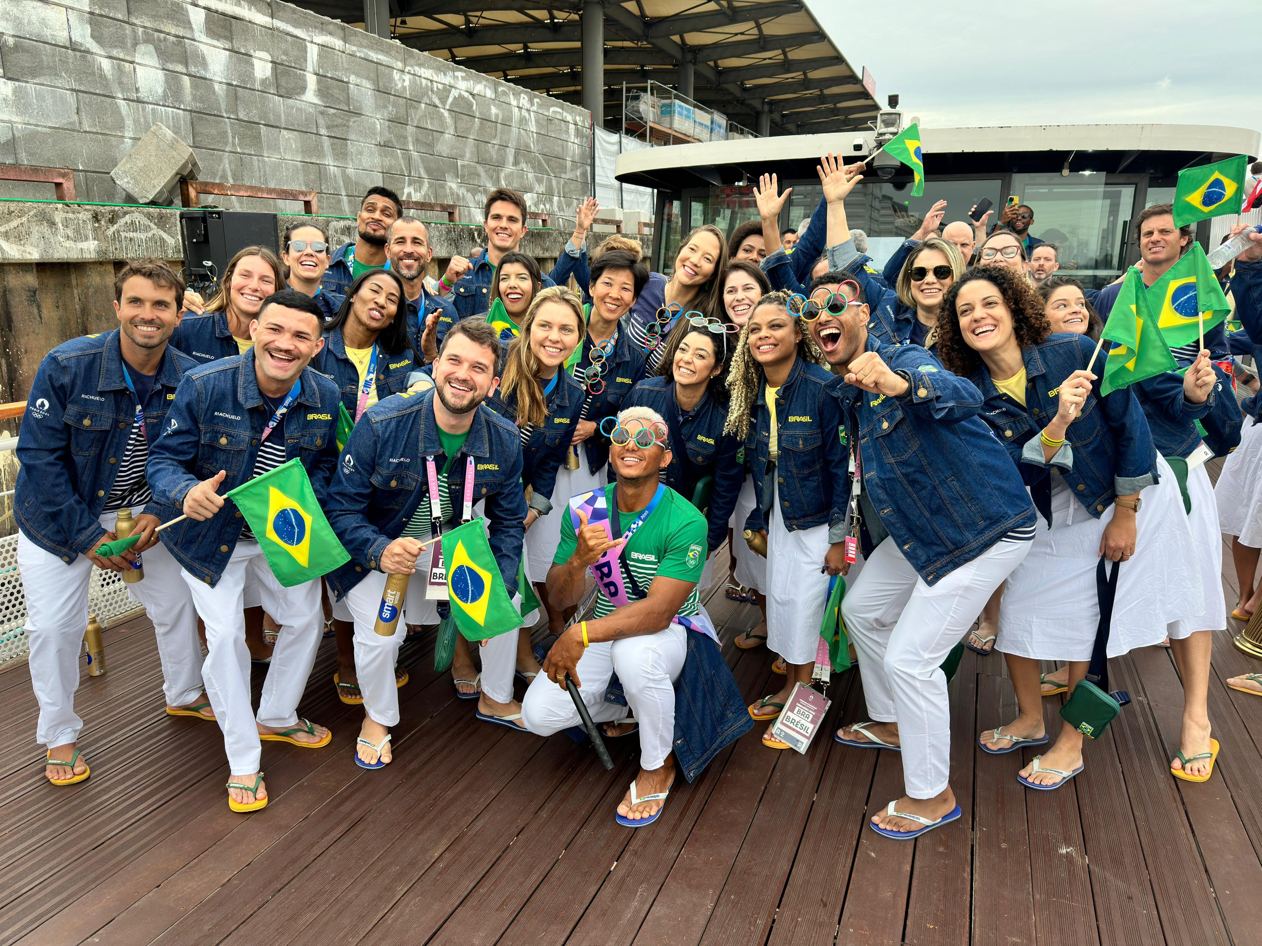 Time Brasil desfila pelo Rio Sena