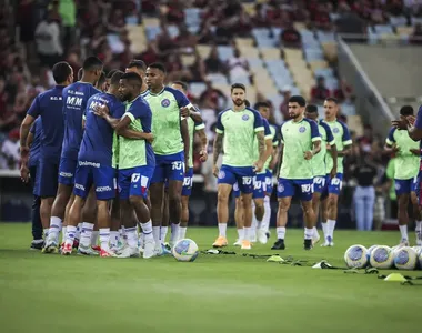 Jogadores do Bahia durante aquecimento no Maracanã, na noite de quinta-feira (12)