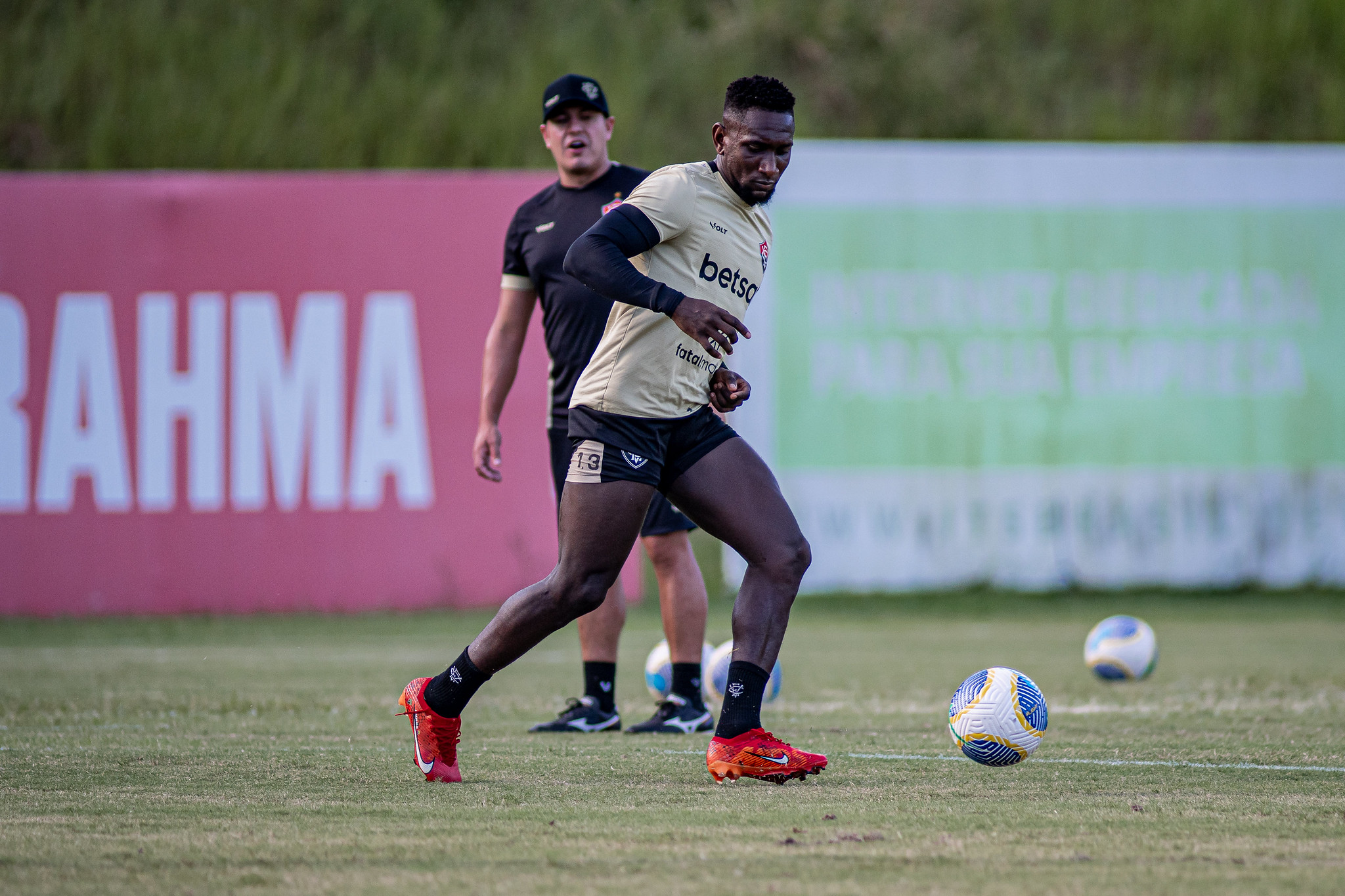 O jogador já foi anunciado no Coritiba