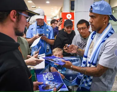 Douglas Costa é tieatado no aeroporto de Sidney