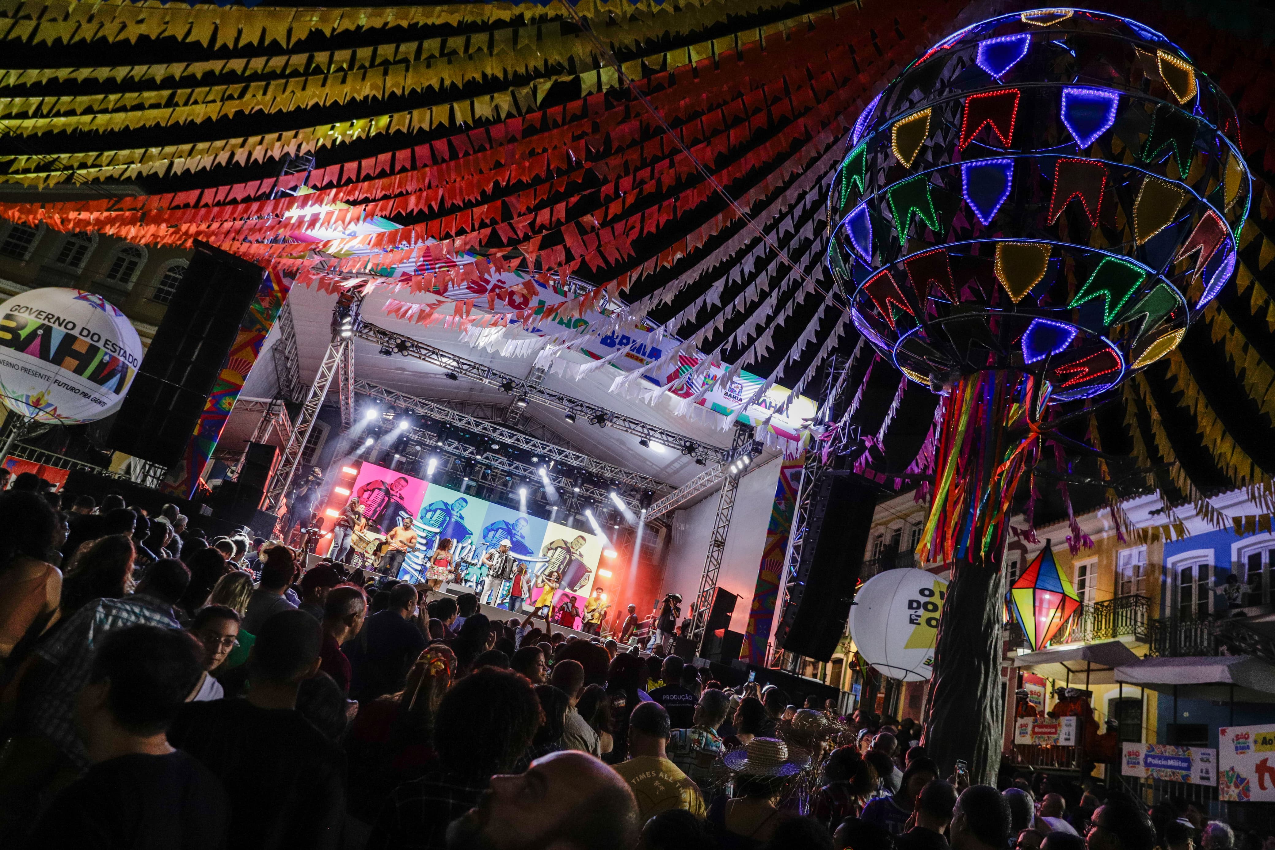 Decoração com bandeirolas e molduras chama atenção no Pelourinho