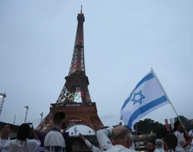 Bandeira de Israel próximo à Torre Eiffel, em Paris