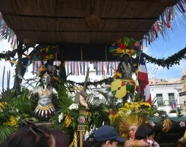 Cortejo segue pelas ruas do Centro Histórico, com homenagem aos Heróis da Independência