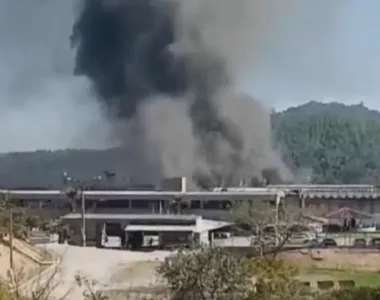 Fumaça é vista saindo de penitenciária em Franco da Rocha, onde rebelião foi registrada na manhã deste sábado (20)