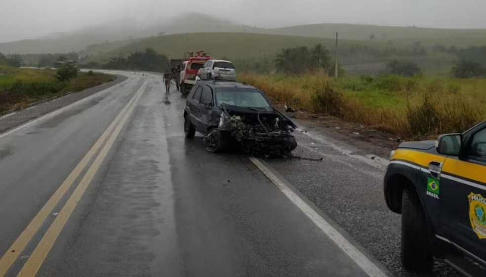 Carros bateram de frente na BR-101