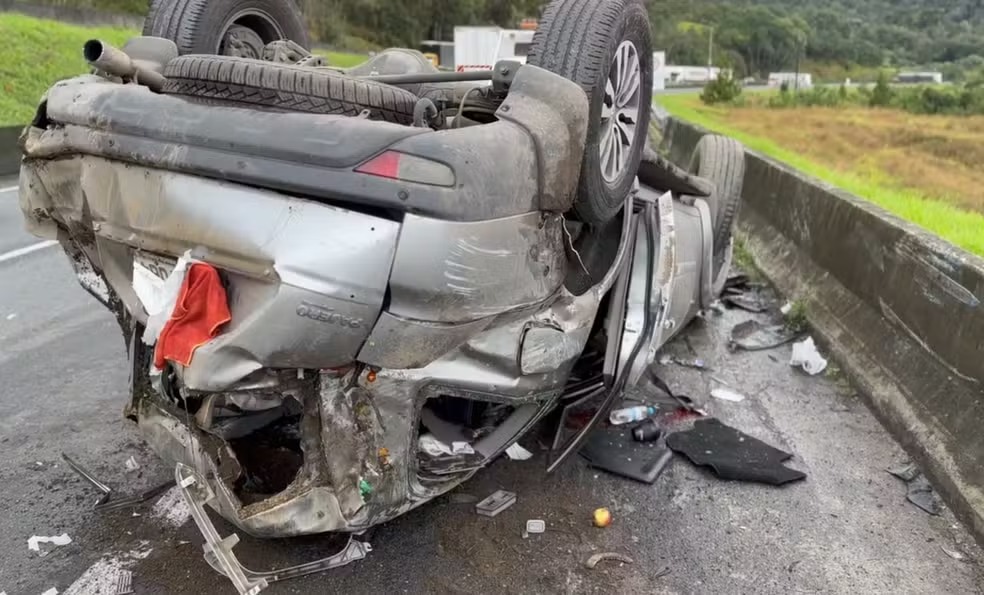 Carro capotou na BR-116, em Campina Grande do Sul (PR)