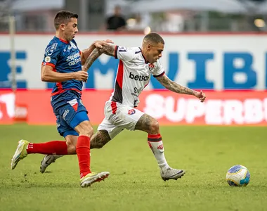 Carlos De Pena (Bahia) e Lucas Esteves (Vitória) no clássico Ba-Vi pela 22ª rodada do Campeonato Brasileiro