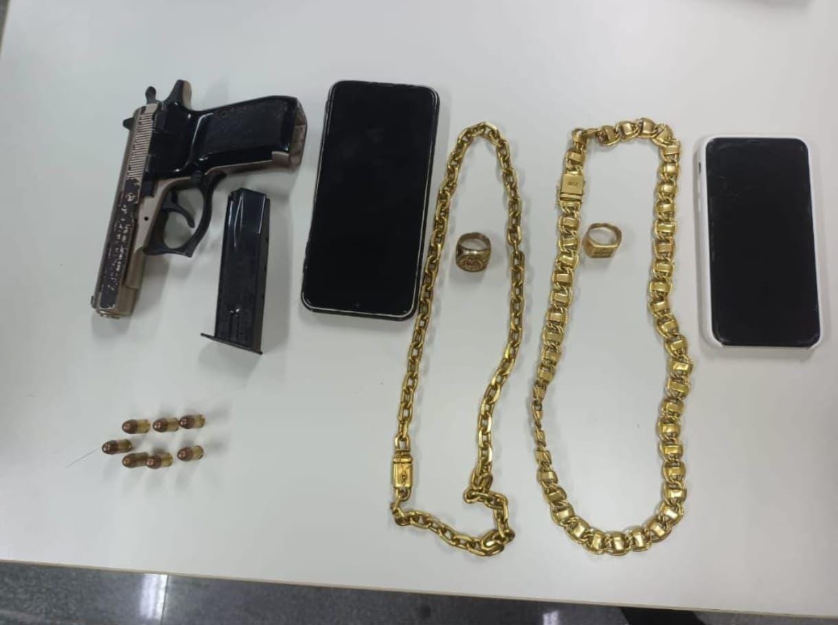 Arma e outros materiais foram encontradas com os homens