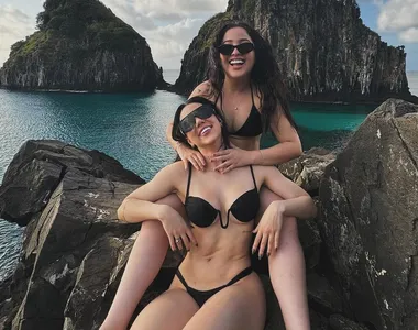 Mari Fernandez e Júlia Ribeiro viajaram para Noronha juntas