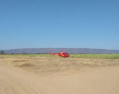 Helicóptero dos bombeiros presta apoio no combate a incêndios florestais no oeste da Bahia