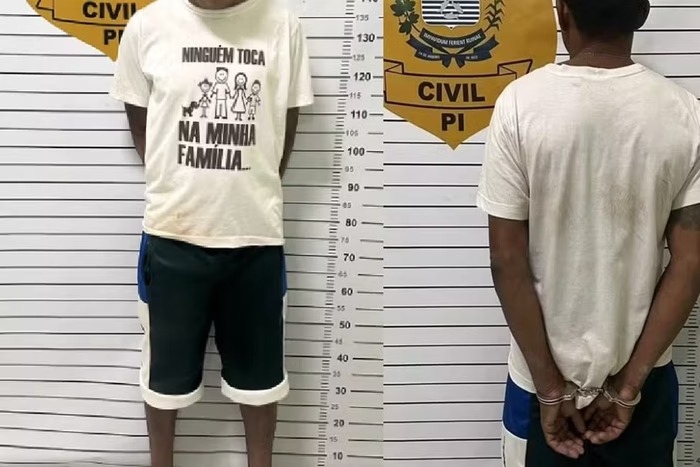 O homem estava vestindo uma camisa escrito: “Ninguém toca na minha família”