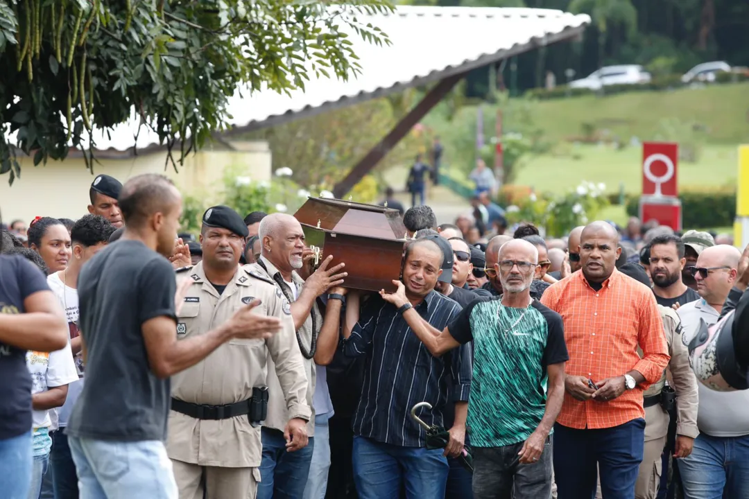 Durante a despedida, homenagens foram feitas para o subtenente e também pedidos de justiça