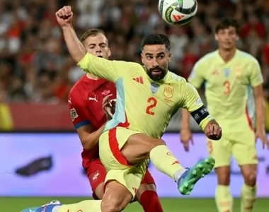 Dani Carvajal tenta finalização durante o empate entre Sérvia e Espanha