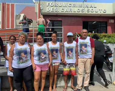 Familiares de Aisha Vitória se reuniram no Forum Criminal de Salvador, em Sussuarana, nesta segunda-feira (9), para clamar por justiça