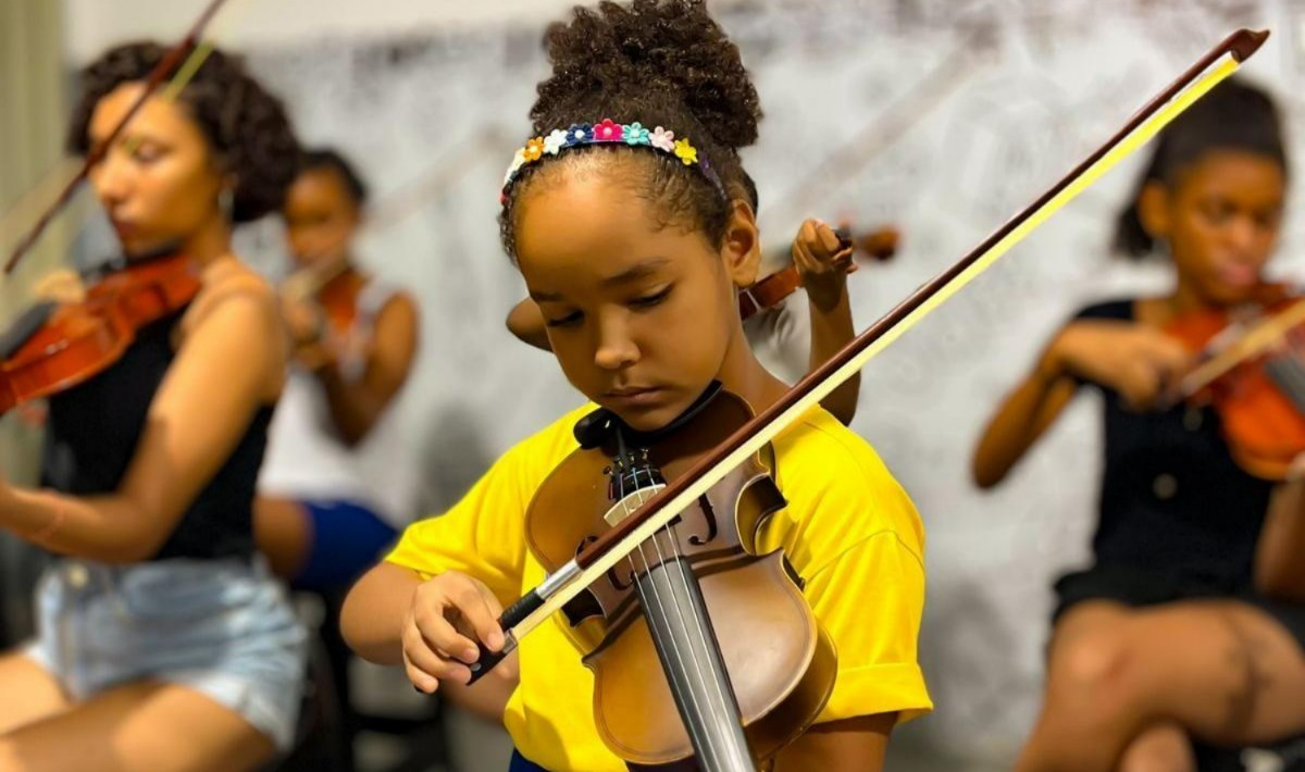 Aulas de violino fazem parte do programa