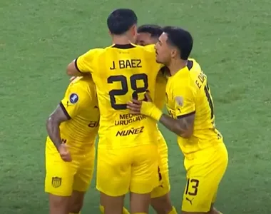 Jogadores do Peñarol comemoram o gol