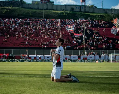 Atacante Osvaldo, que não joga mais em 2024, ajoelhado no gramado do Barradão