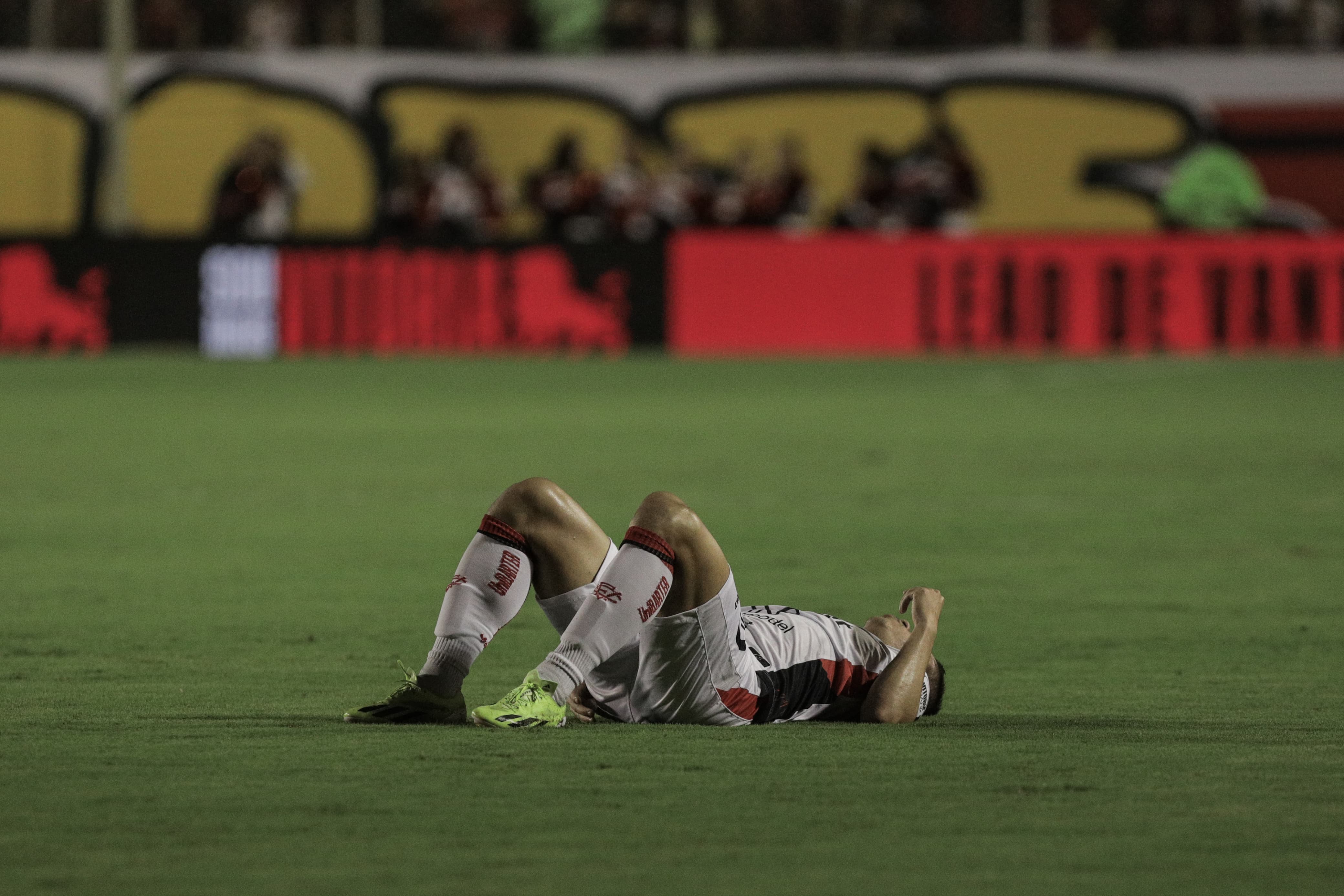 Osvaldo saiu de campo lesionado ainda no primeiro tempo de jogo