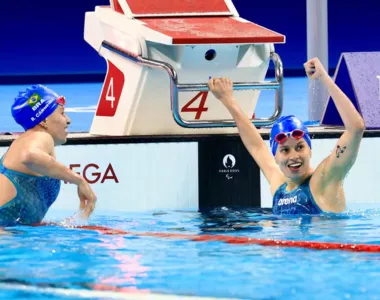 Beatriz e Debóra Carneiro comemoram suas medalhas em Paris