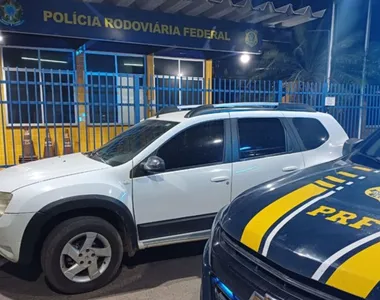 Carro foi recuperado por agentes da Polícia Rodoviária Federal (PRF)