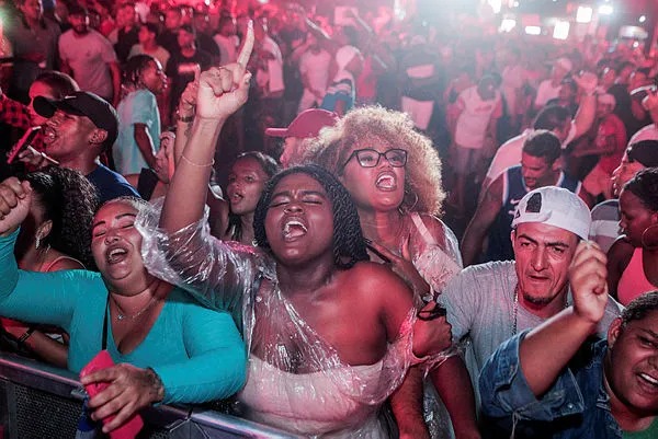 Público se divertiu ao som de mistura de ritmos no Parque de Exposições