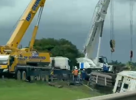 Guindastes são usados para erguer carreta tombada na BR-324