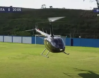 A partida de futebol foi interrompida para o pouso do helicóptero