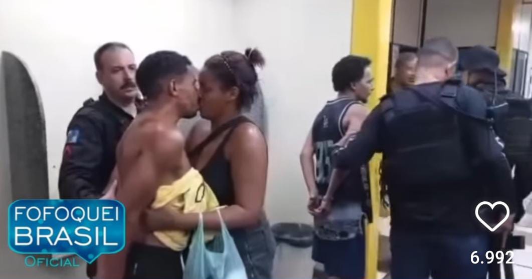 Mulher da um beijo no marido preso