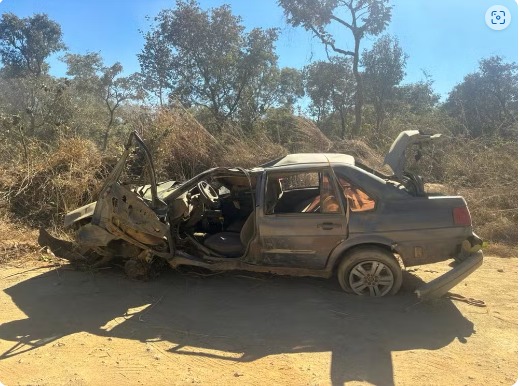 Carro capotou várias vezes e vítima foi atirada para fora do veículo