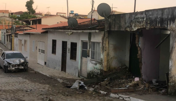 Fachada da casa foi destruída com o impacto da batida