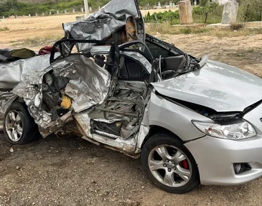 Carro ficou totalmente destruido