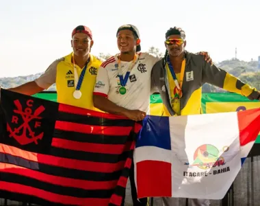 Isaquias Queiroz comemora vitória com bandeira do Flamengo, clube que representa