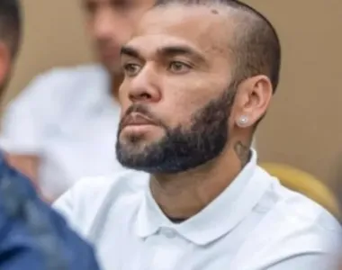 Daniel Alves foi condenado por estuprar uma mulher em uma boate em Barcelona, após alegar que o ato foi consentido