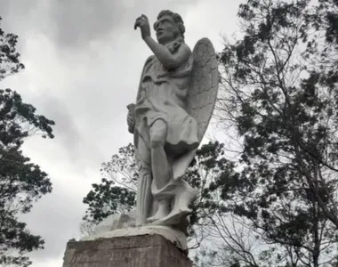 Estátua de Lúcifer erguida em Gravataí pesa uma tonelada