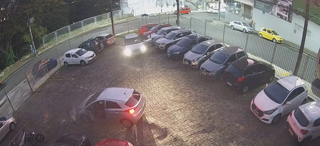 Câmeras de segurança do estacionamento registraram o momento do crime