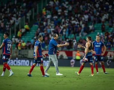 Rogério Ceni cumprimenta jogadores após derrota para o Flamengo