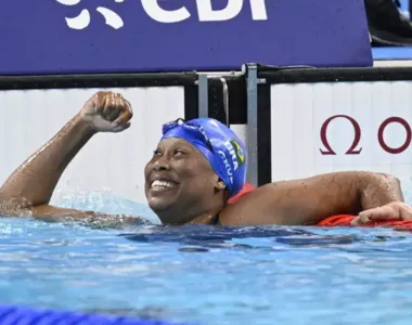 Lídia Cruz comemorando a medalha de bronze nos Jogos Paralímpicos de Paris-2024