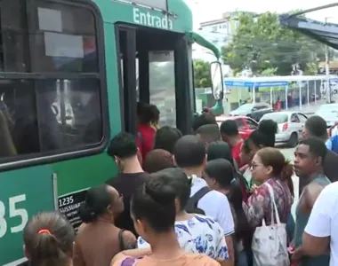 Pontos de ônibus estão lotados no bairro